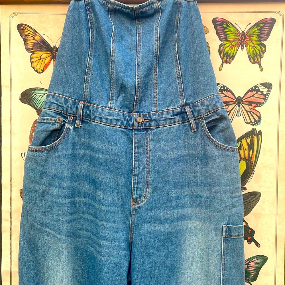Embrace your inner cowgirl with these Strapless Blue Jean Overalls 🤠🐄